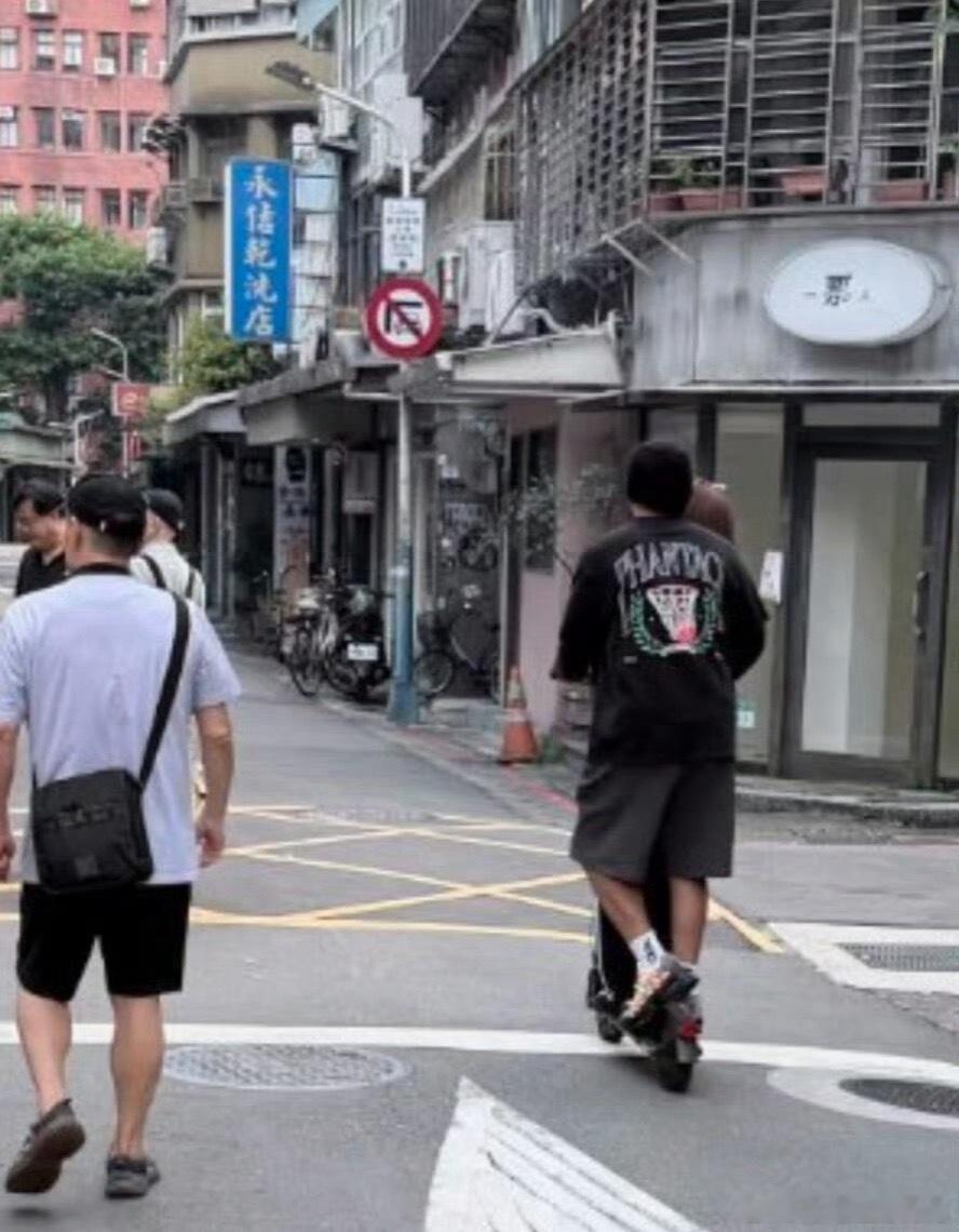 周杰伦昆凌只买得起一辆滑板车吗刷到这条真的被周杰伦和昆凌甜晕了，哪是买不起啊，明
