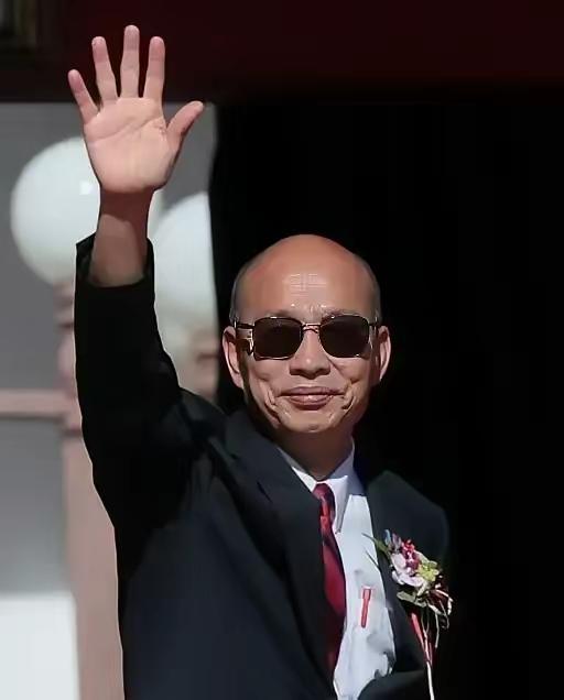 韩光头，
LM的独台分子头目，
他戴着一副墨镜，
这做派，这形象，
妥妥一个社会