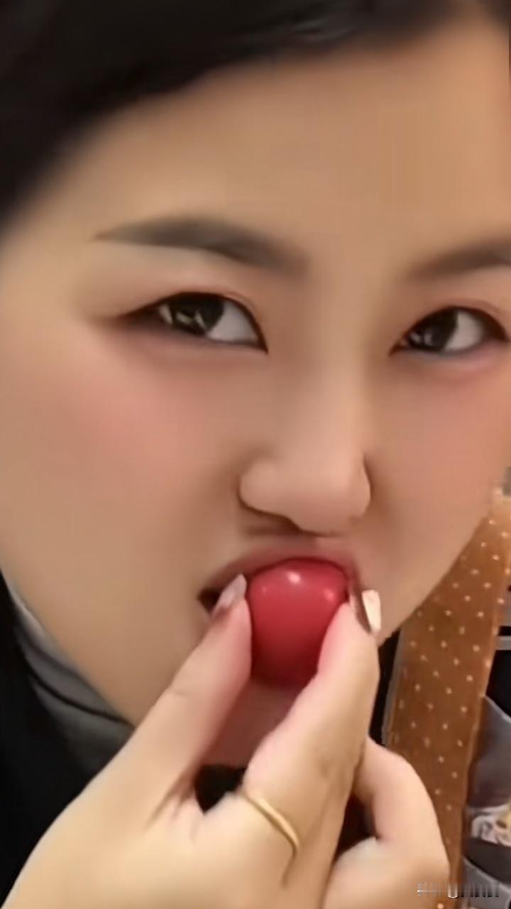亲眼见识传说中的樱桃小嘴，名副其实～