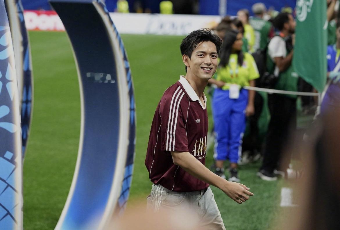 2026世界杯，中国的裁判到场了，球迷到位了，赞助商露脸了，演员李现都去开球了！