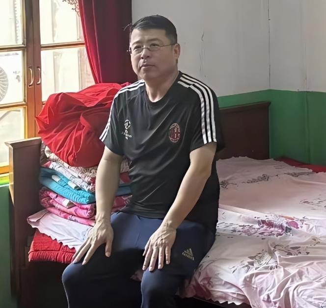 从棉纺厂逆袭到央视，58 岁阿丘却住破屋孤身，一句话毁所有


前央视名嘴阿丘近