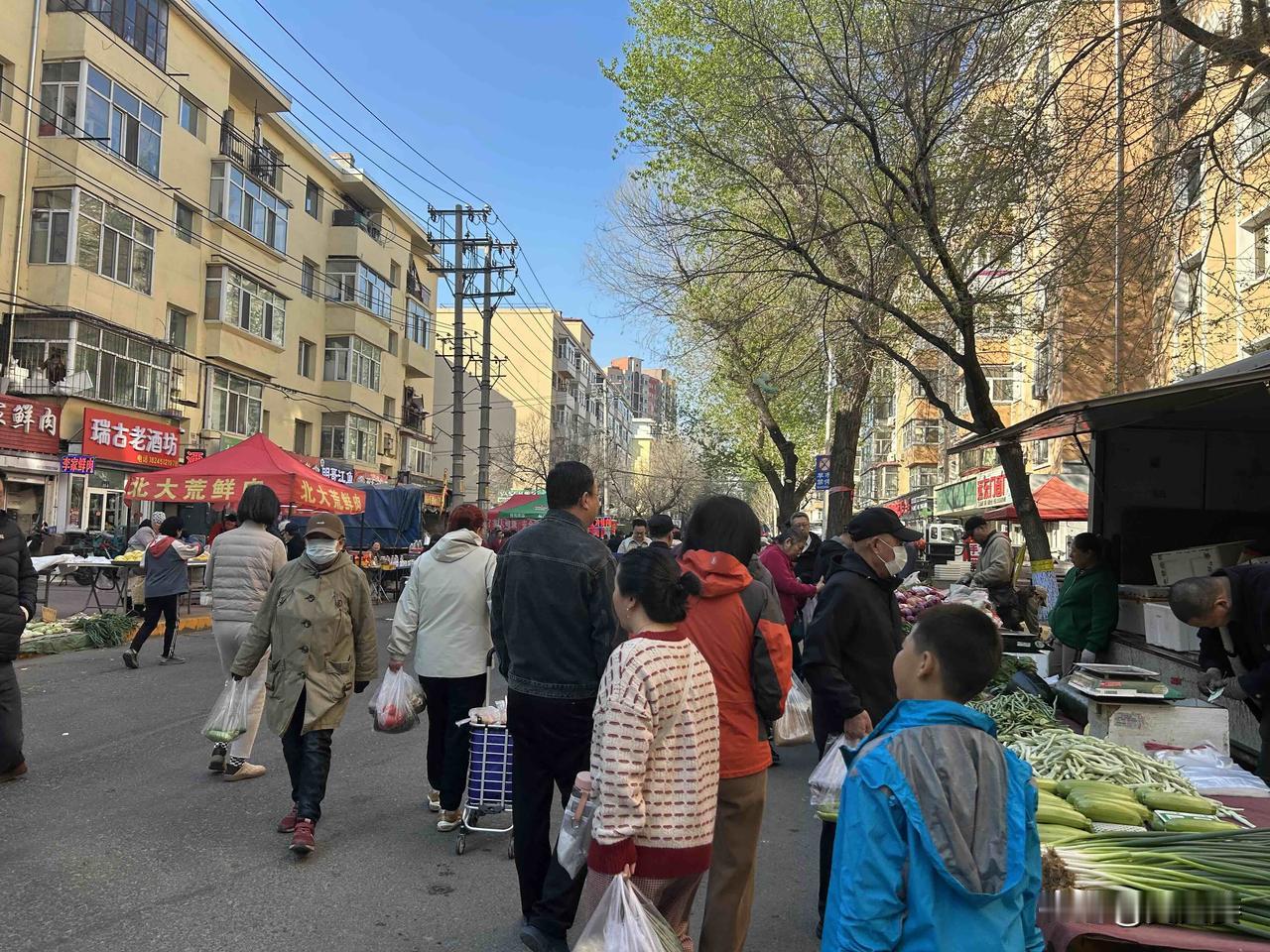 20260501
五一节首日，天空澄澈如洗。我不禁好奇，朋友们都在做些什么呢？是