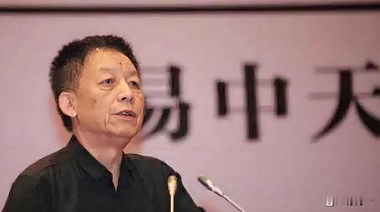 易中天丢人现眼，汤家凤连续怒怼！

易中天，此人靠的是讲三国演义和三国志的不同出