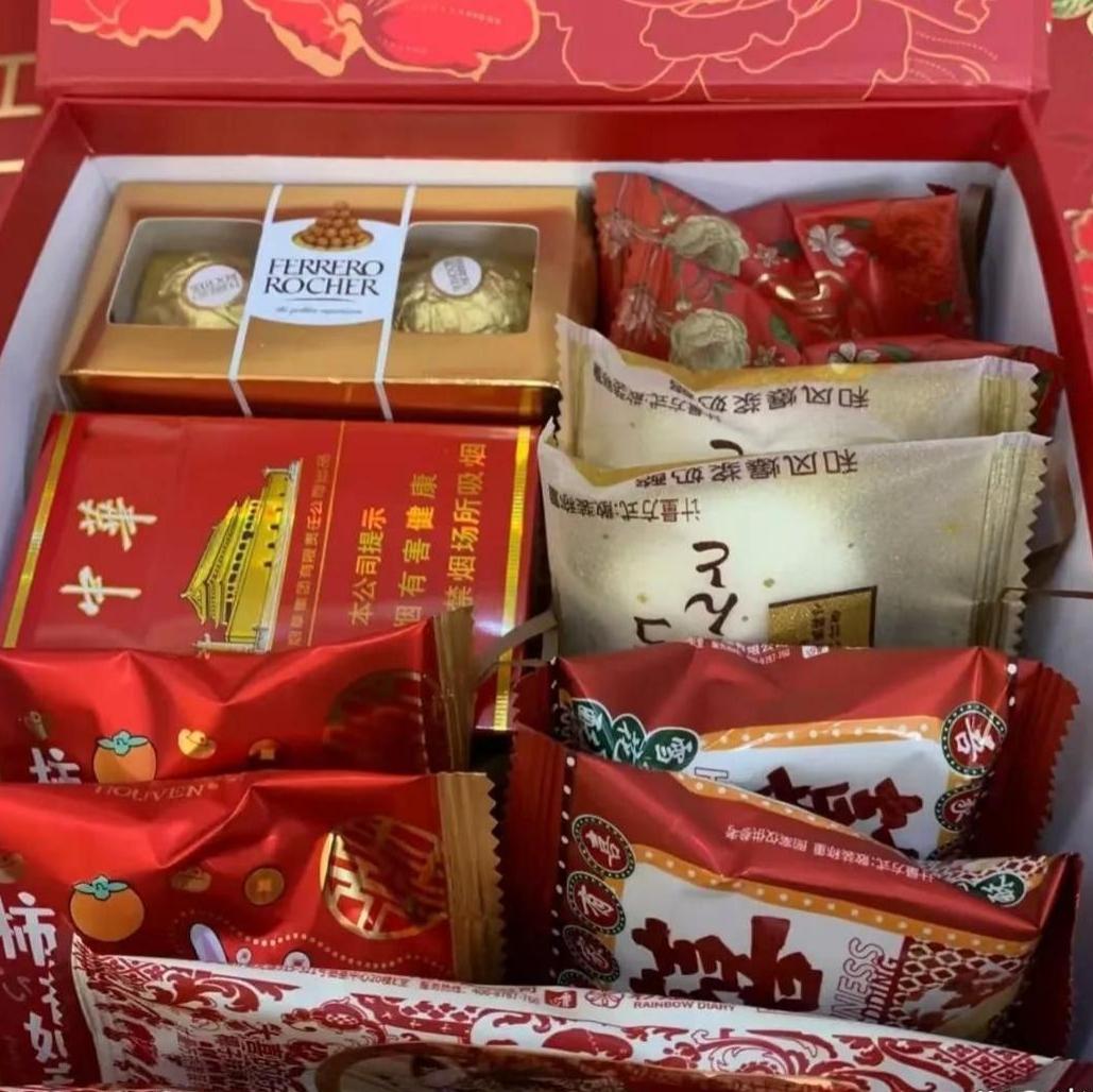 收到同事豪华喜糖，瞬间陷入两难
 
同事儿子结婚给了我一盒顶配喜礼，里面中华烟、