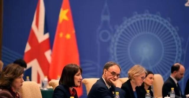 谁能想到，一直躲在海峡后面拱火的英国人，这回真把自己逼到了墙角。以为造几架无人机
