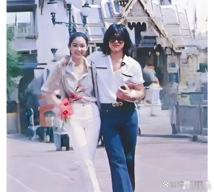 1979年林青霞、成龙同游泰国街头，25岁的两人，她美若天仙，他英俊潇洒。 ​​