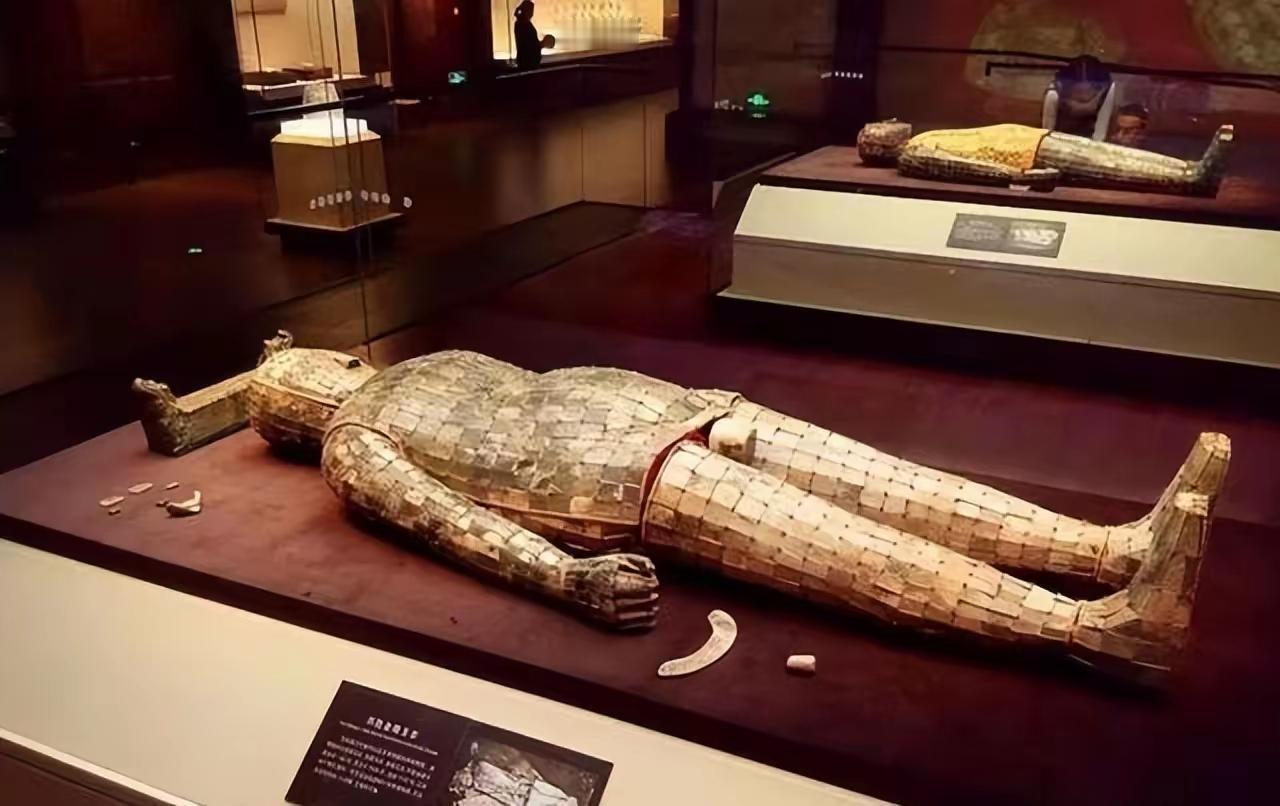 1. 秦皇陵为何不挖？专家推测里面可能藏有三件国宝：结合最新物理探测和史料，专家