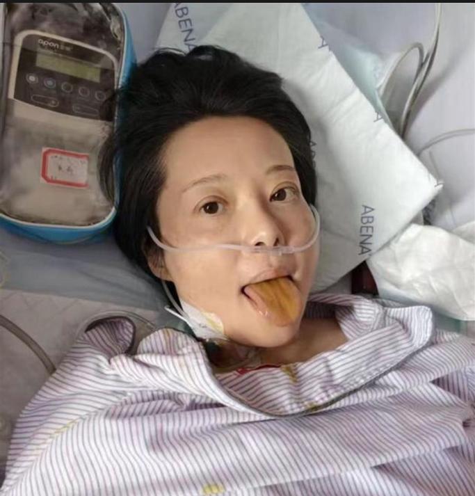 5月23日，淡出荧幕近十年的袁立，毫无征兆冲上热搜。
不是新戏，而是一组上海瑞金