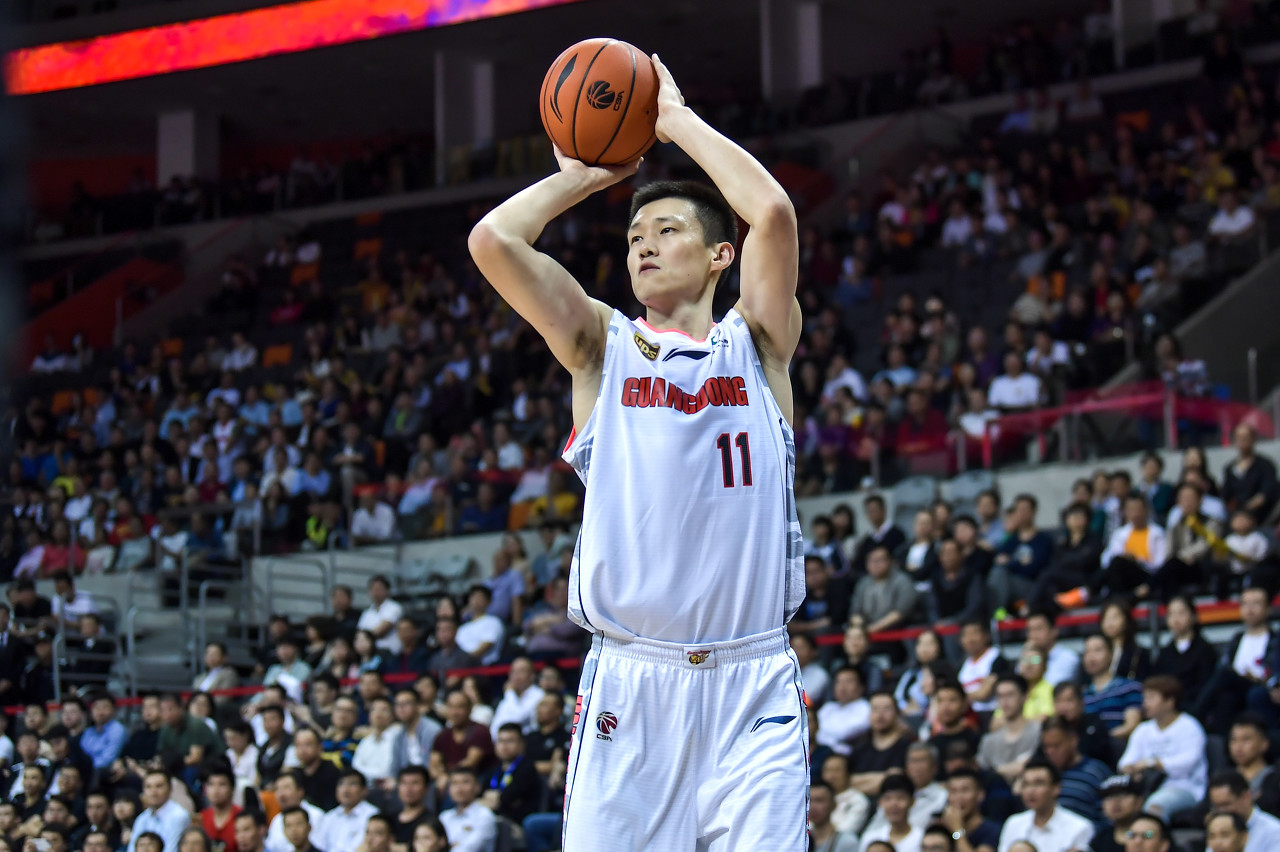 媒体人：周鹏和广东签下1年C类合同 是以一份薪资较低的合同回归