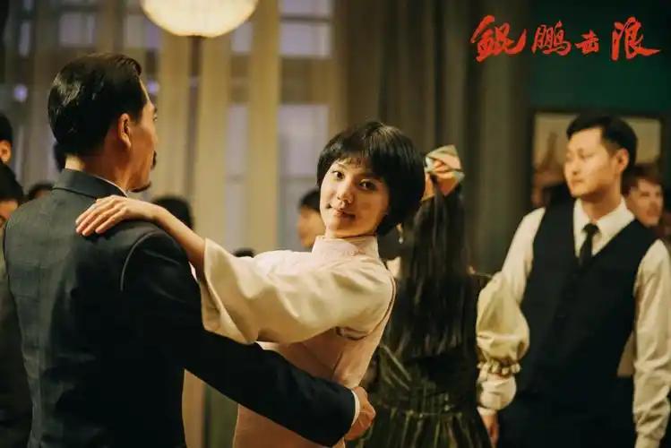 画面里呈现的是杨开慧的六舅和舅妈，这个舅妈多次去狱中探望杨开慧并收殓遗体，她唯一
