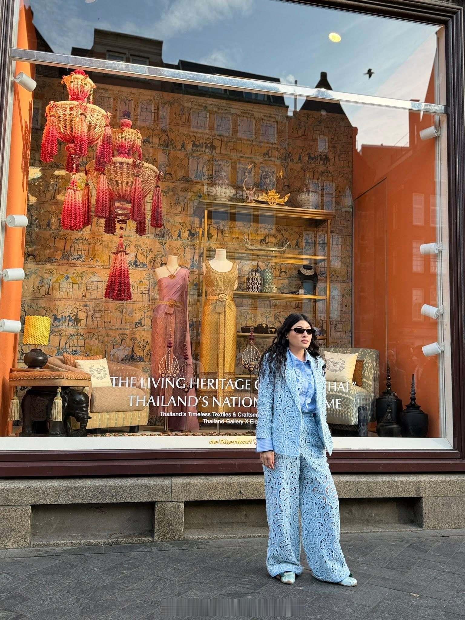 王室王室泰国王室镇宅 镇宅在百货公司窗口的摆拍，背后的橱窗里是她这次带去荷兰的泰
