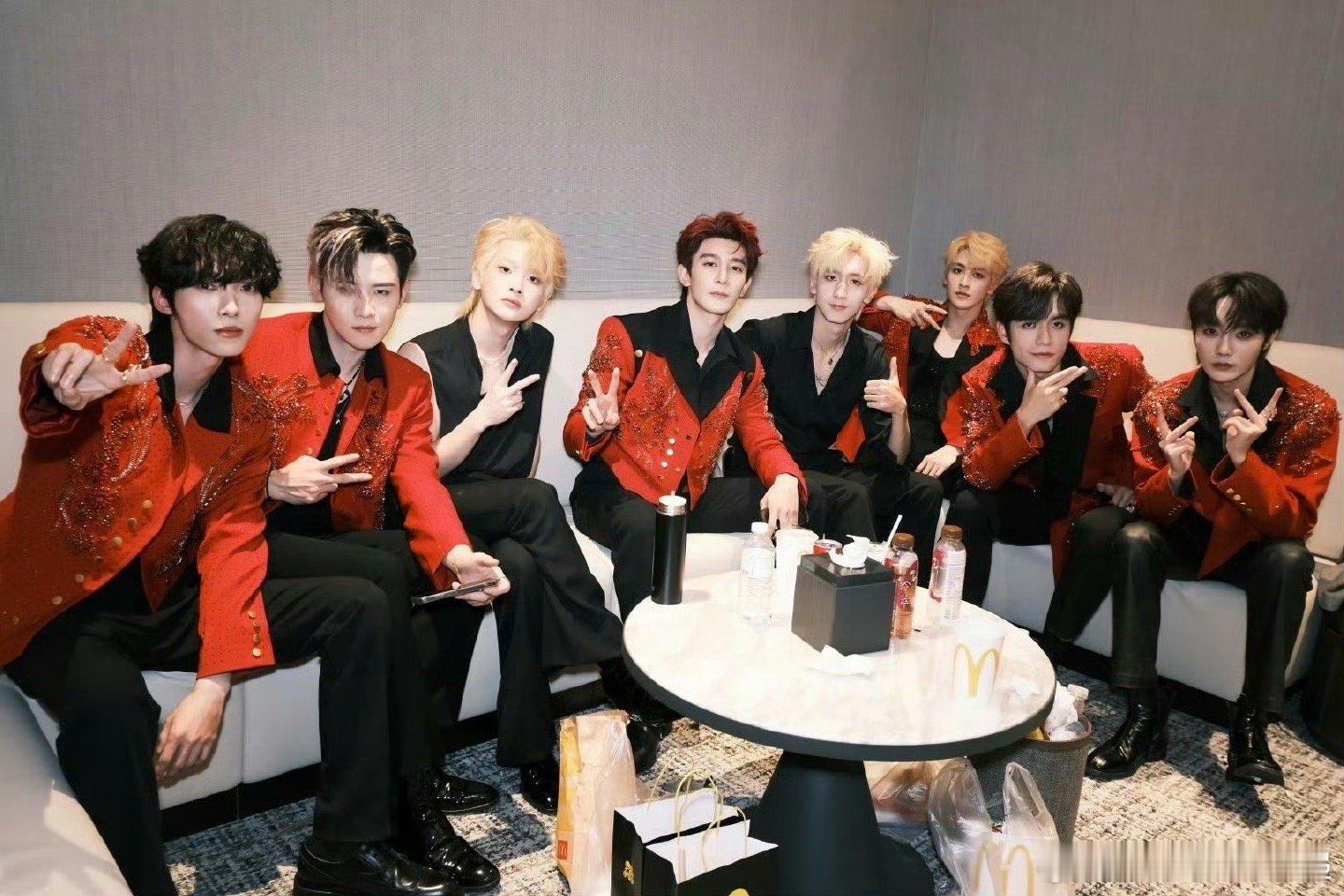 2025了还能看到R1SE干杯 限定的是团期，不限定的是感情。R1SE的这场碰杯