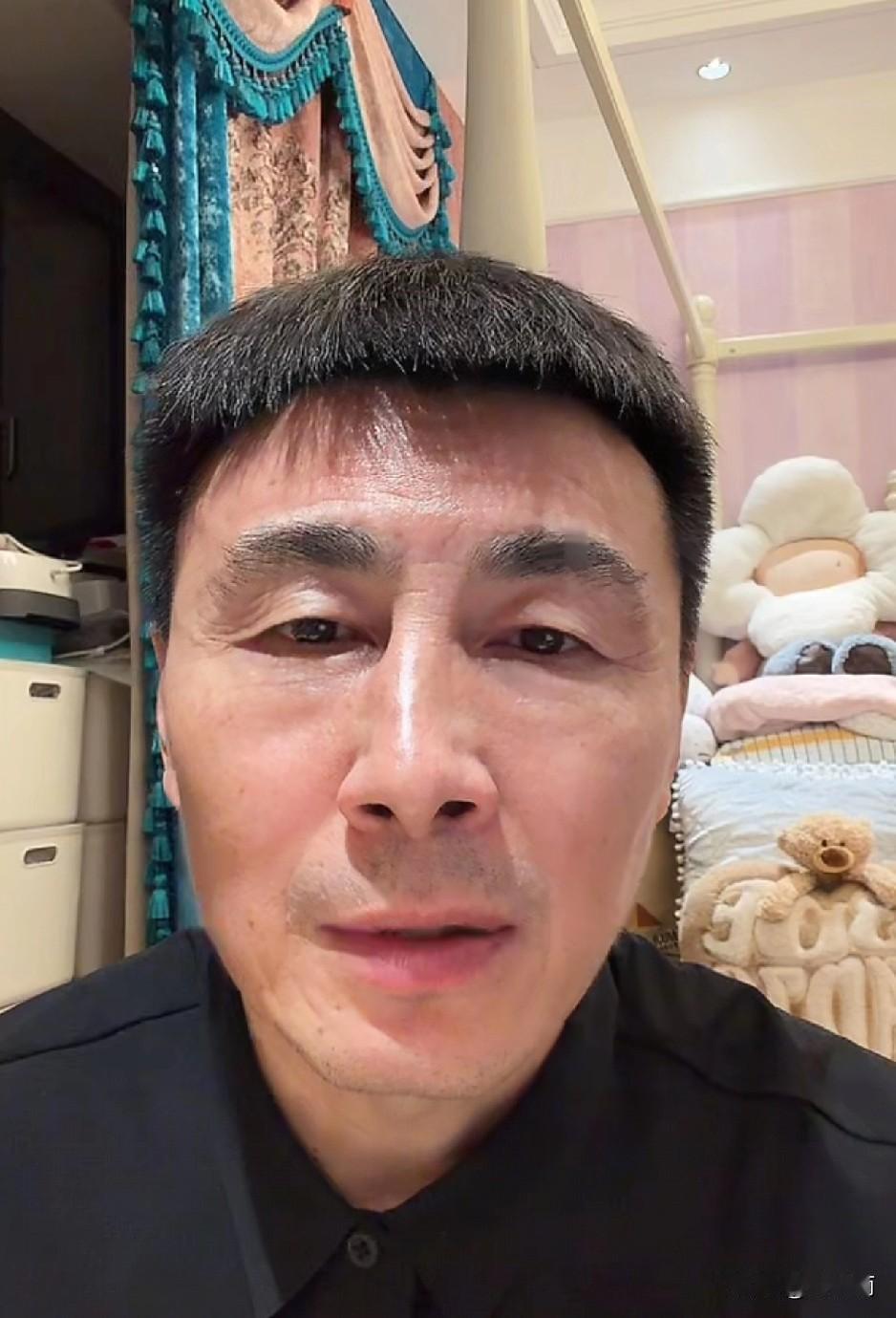 李玮峰认为王玉栋要出国至少要踢满100场中超联赛。
2月8日前国家队队长李玮峰在