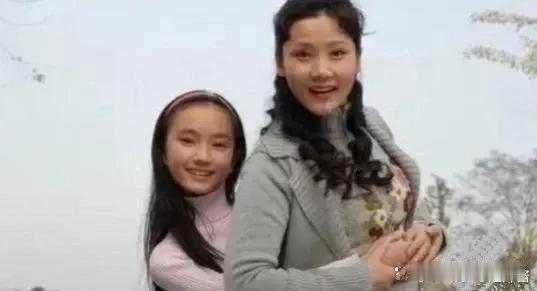 何赛飞家的一双儿女真是俊！特别是她儿子，长得那叫一个眉清目秀，看来是遗传了妈妈的