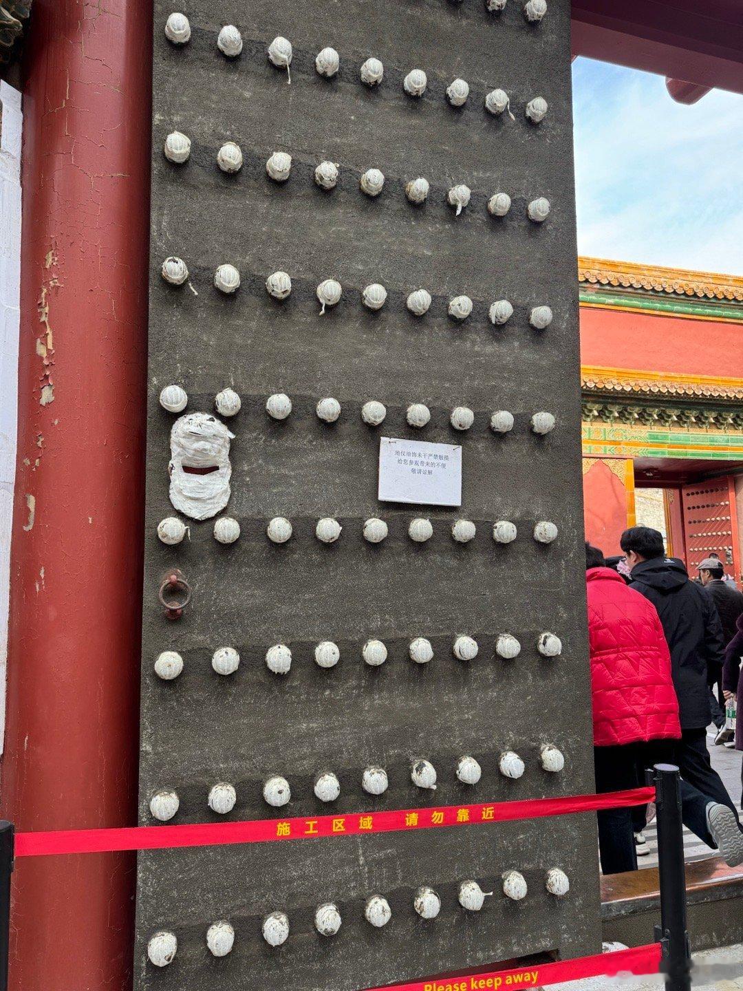  故宫正在维修的大门，分为一麻一布六灰地仗，二麻六灰地仗两种  ​​​