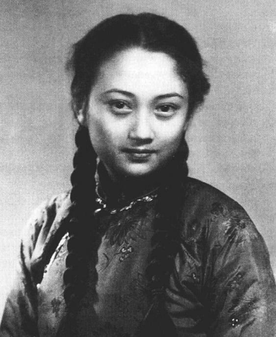 1992年，八一电影制片厂背着800万债务，眼看就要撑不下去了，厂领导找到女演员