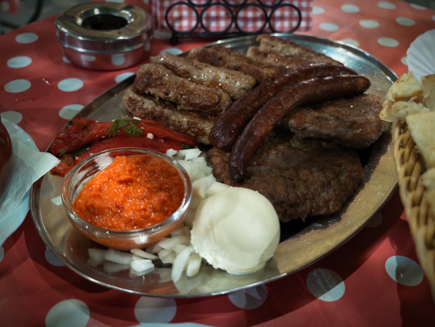 昨天晚餐，味道真不错  其实就是“馕包肉”。餐厅名 Čevabdžinica S