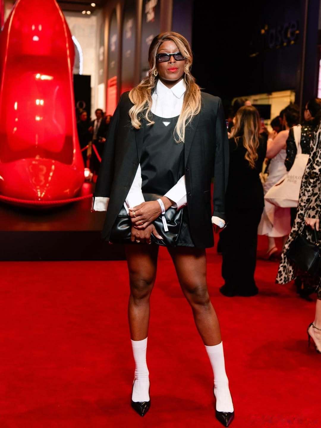 排球 👠出席PRADA时尚活动的米里亚姆.塞拉。👠 