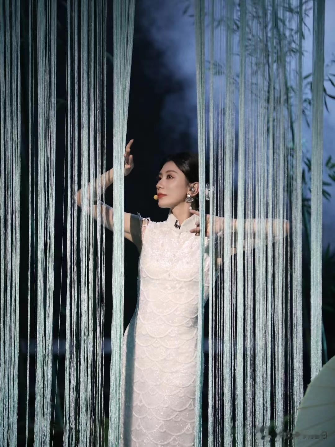 我去！贾静雯真是好绝一女的…

《浪姐》第五次公演，谢娜团队被动选择了一首很中国