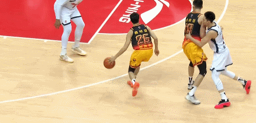 江苏男篮vs广东男篮 庞峥麟这球差点造了个3+1，今天打得广东没脾气啊，看最后江