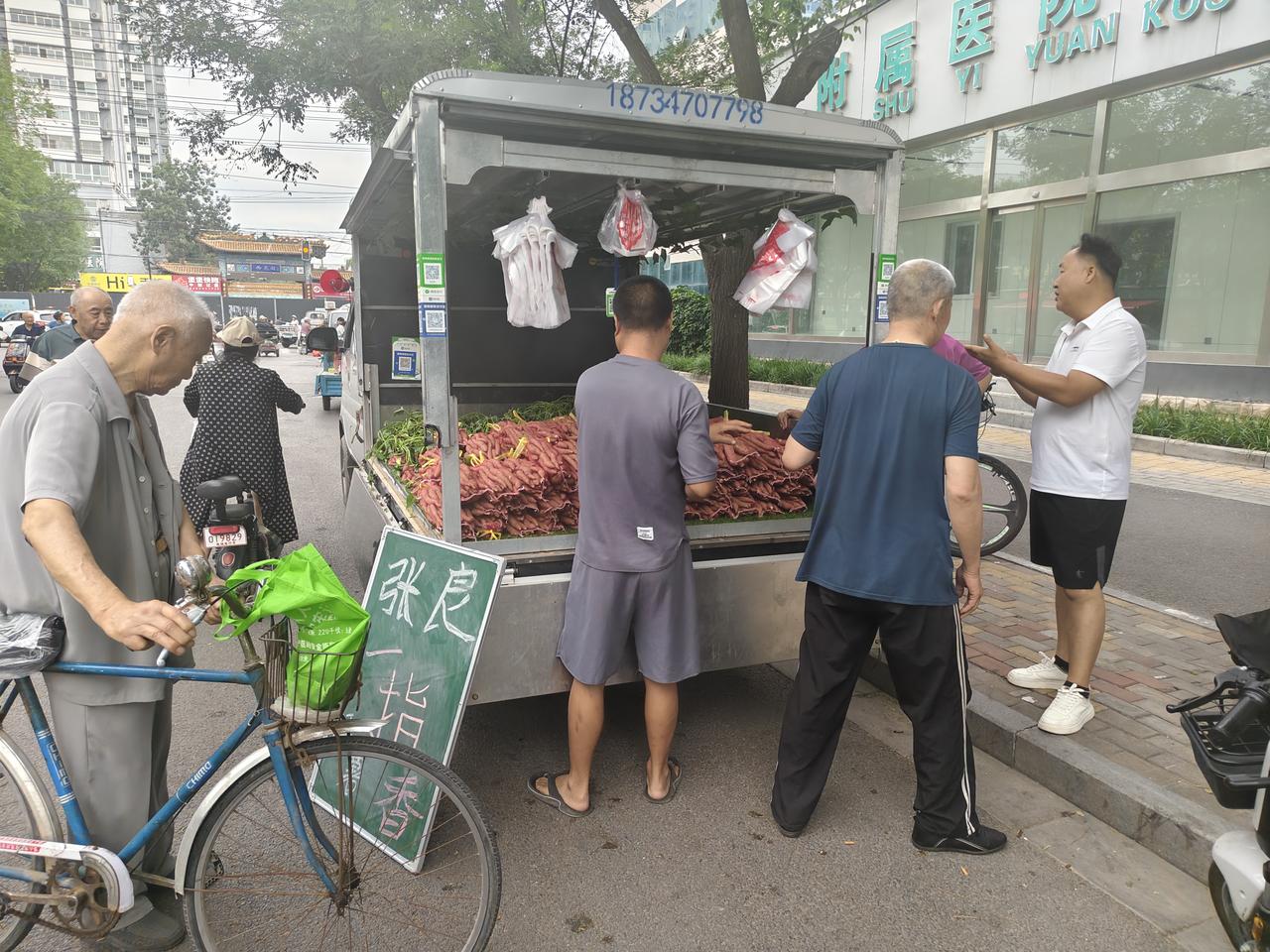 哇噻，运城盐湖西街，有个师傅在卖张良一指香红薯，那红薯都如人的手指粗细，6元一袋
