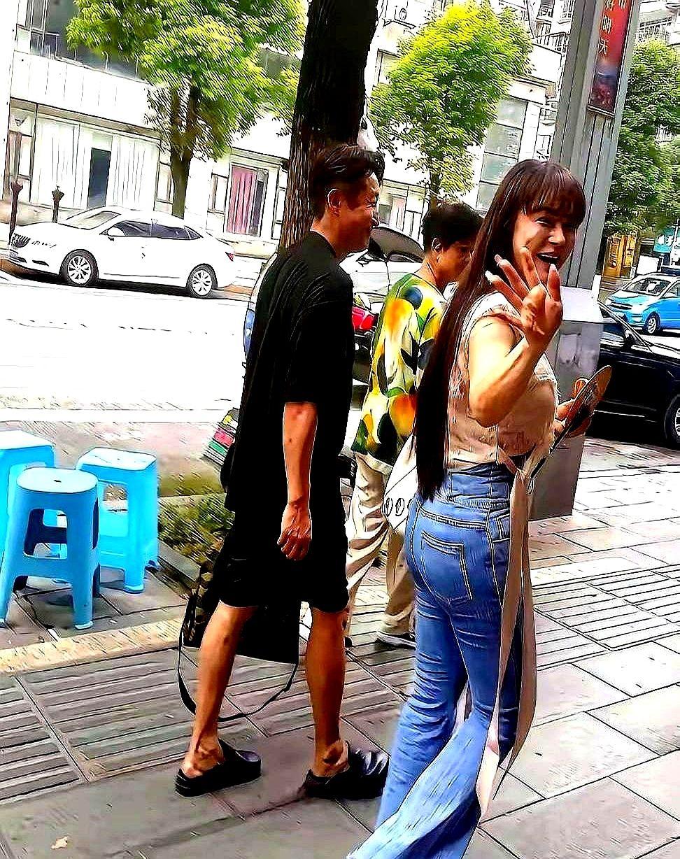 人家现在要考虑的，早就不是怎么挣钱了，而是怎么守住家底。

有人替邹市明夫妇担心