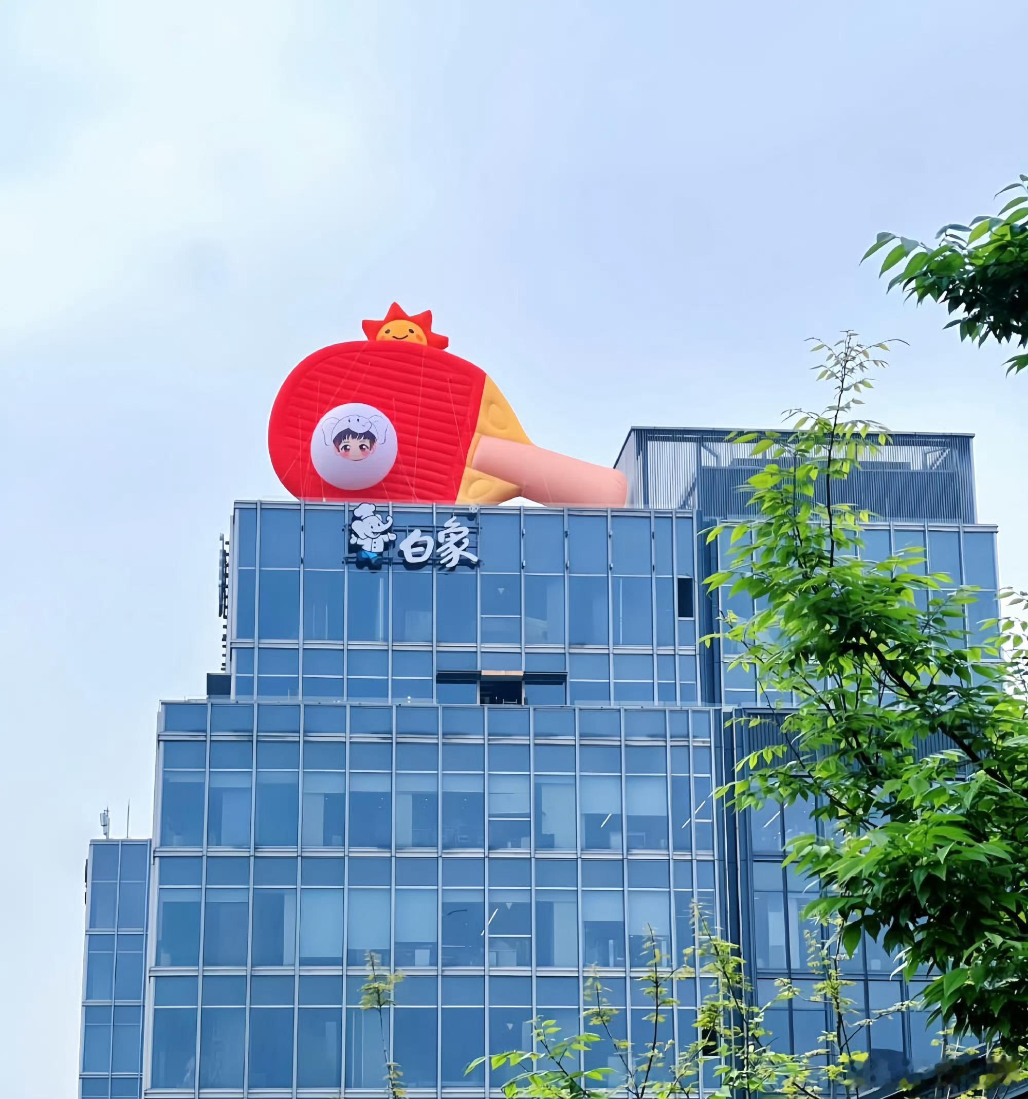 乒乓球孙颖莎巨型卡通装饰 这个巨型卡通，看来是提前想好的并且已经是有想法的这次代