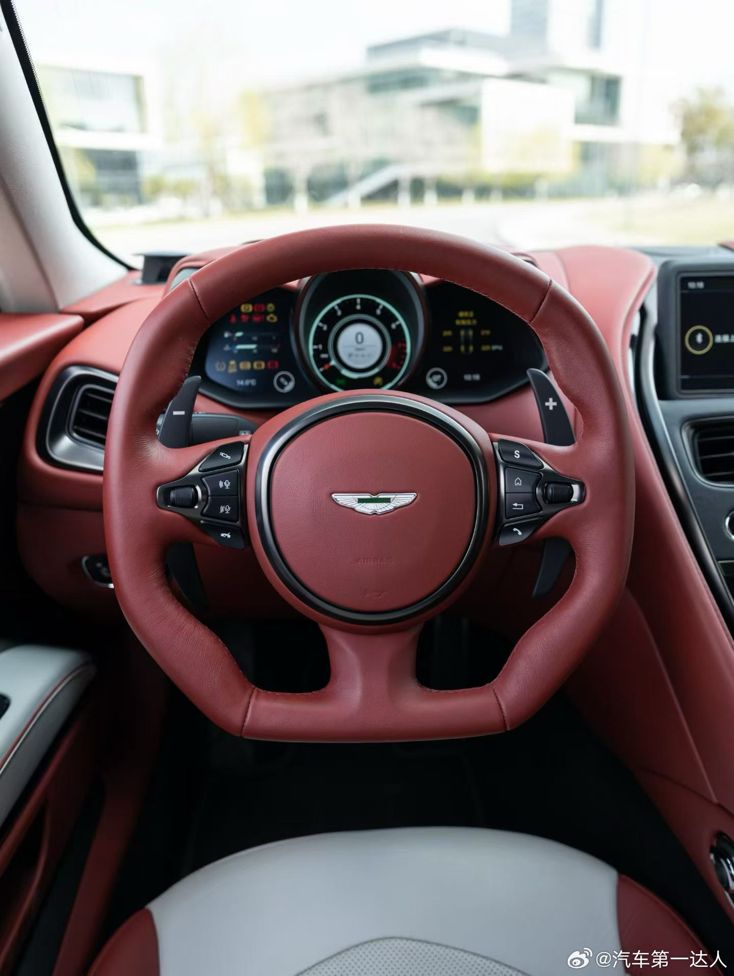 真正的奢华，从不是喧嚣的炫耀，而是阅尽繁华后的内敛锋芒。就像这台19年阿斯顿马丁