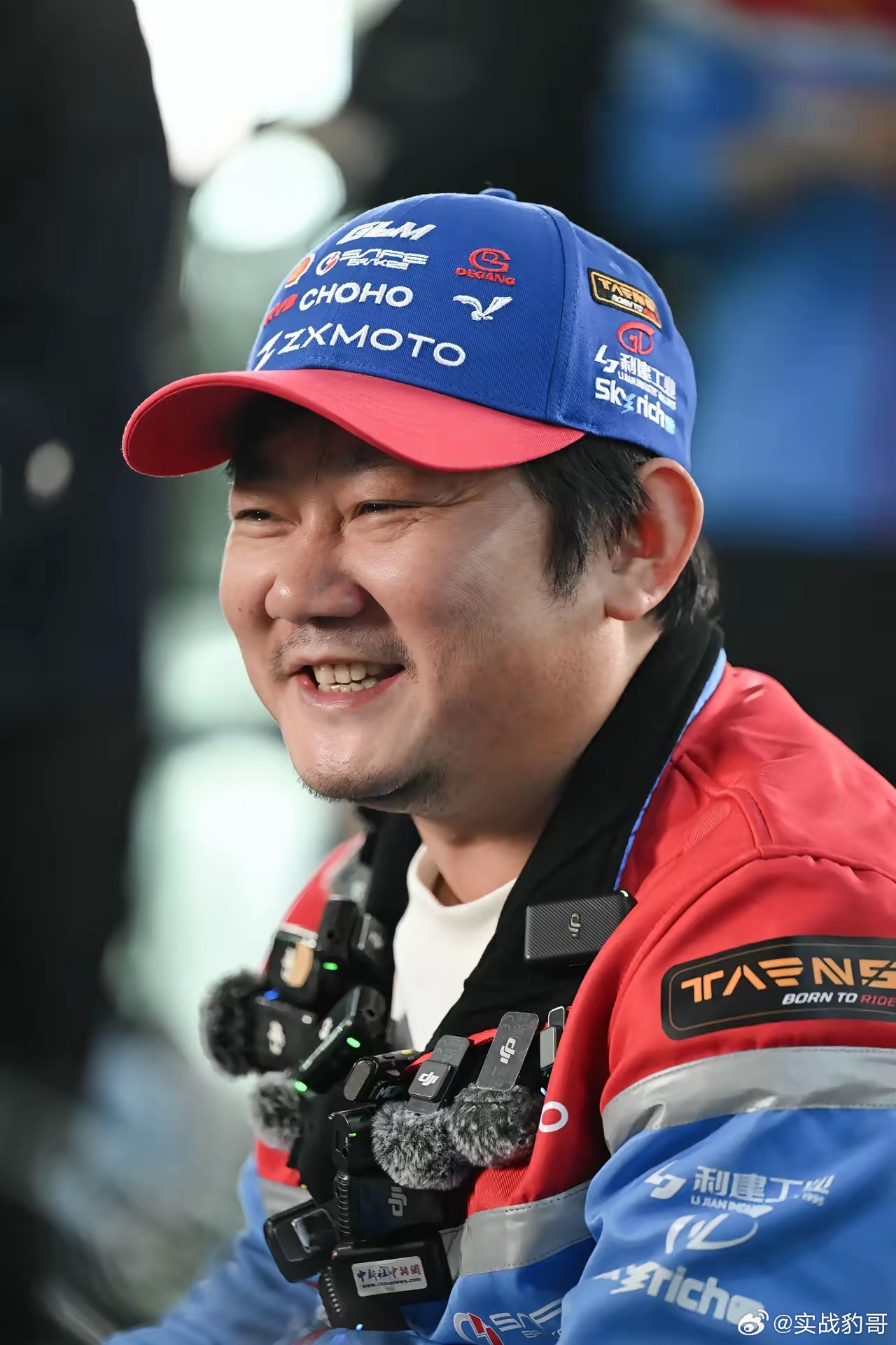 这张照片绝对可以登上《时代杂刊》，但外国人为了面子，可能不会这么干，这标志中国制