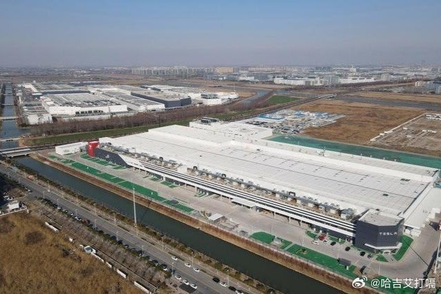 凤凰新闻【特斯拉暴涨91%，比亚迪暴跌41%！2026新能源车市大洗牌开始？】2