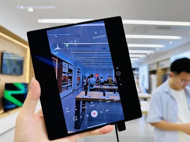 折叠屏确实香，大屏看剧、分屏办公太爽了！但动辄上万的价格，钱包真的会痛。你愿意为