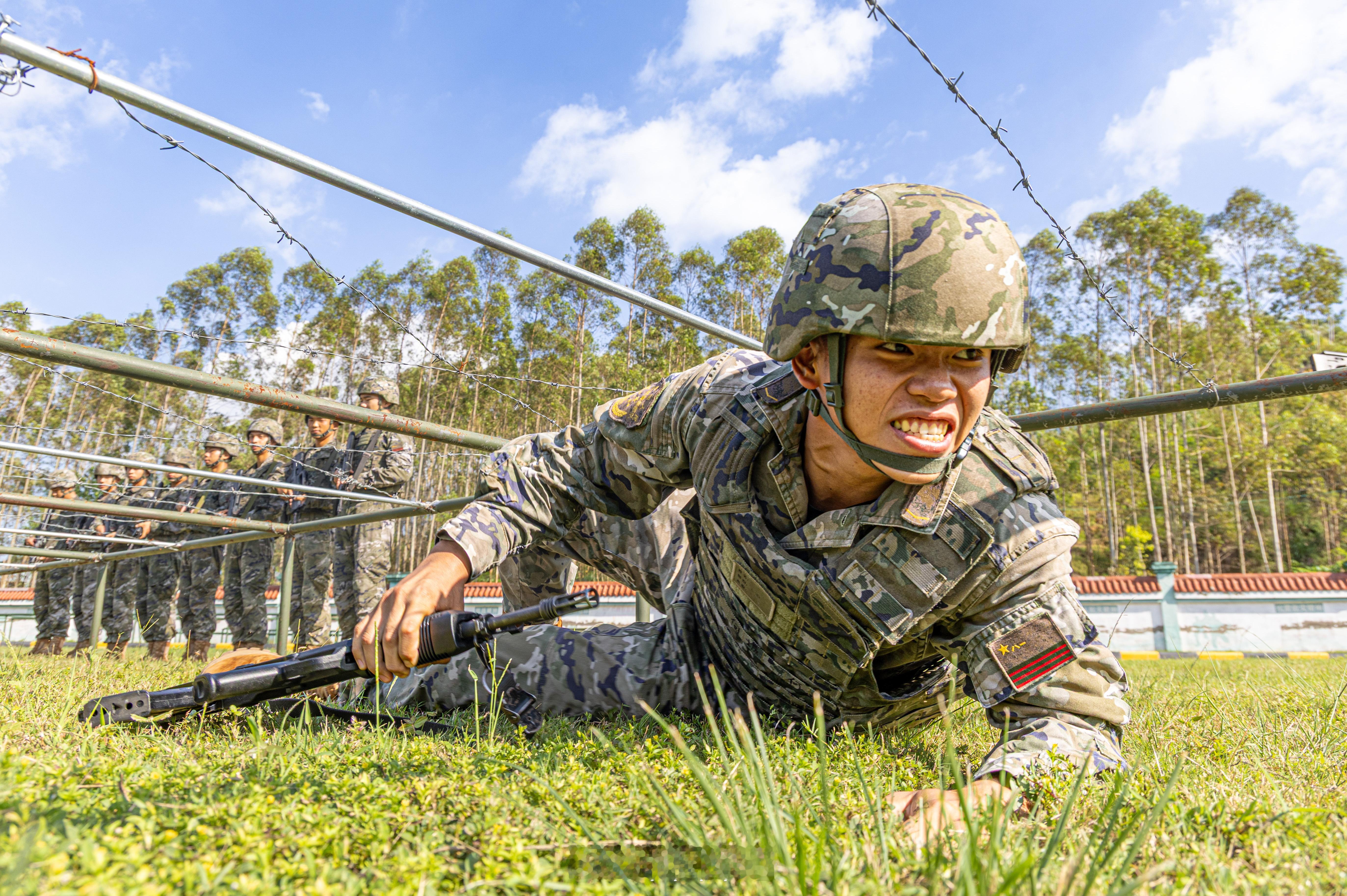 【武警战士练兵热血溢出屏幕[打call]】近日，武警广西总队来宾支队组织官兵开展