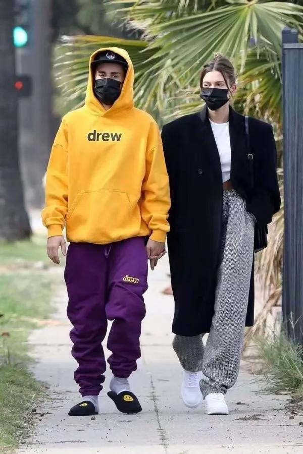 好歹也是世界级的巨星！贾斯丁比伯这穿搭着实让人看不懂！
也这就是国内外审美的不同