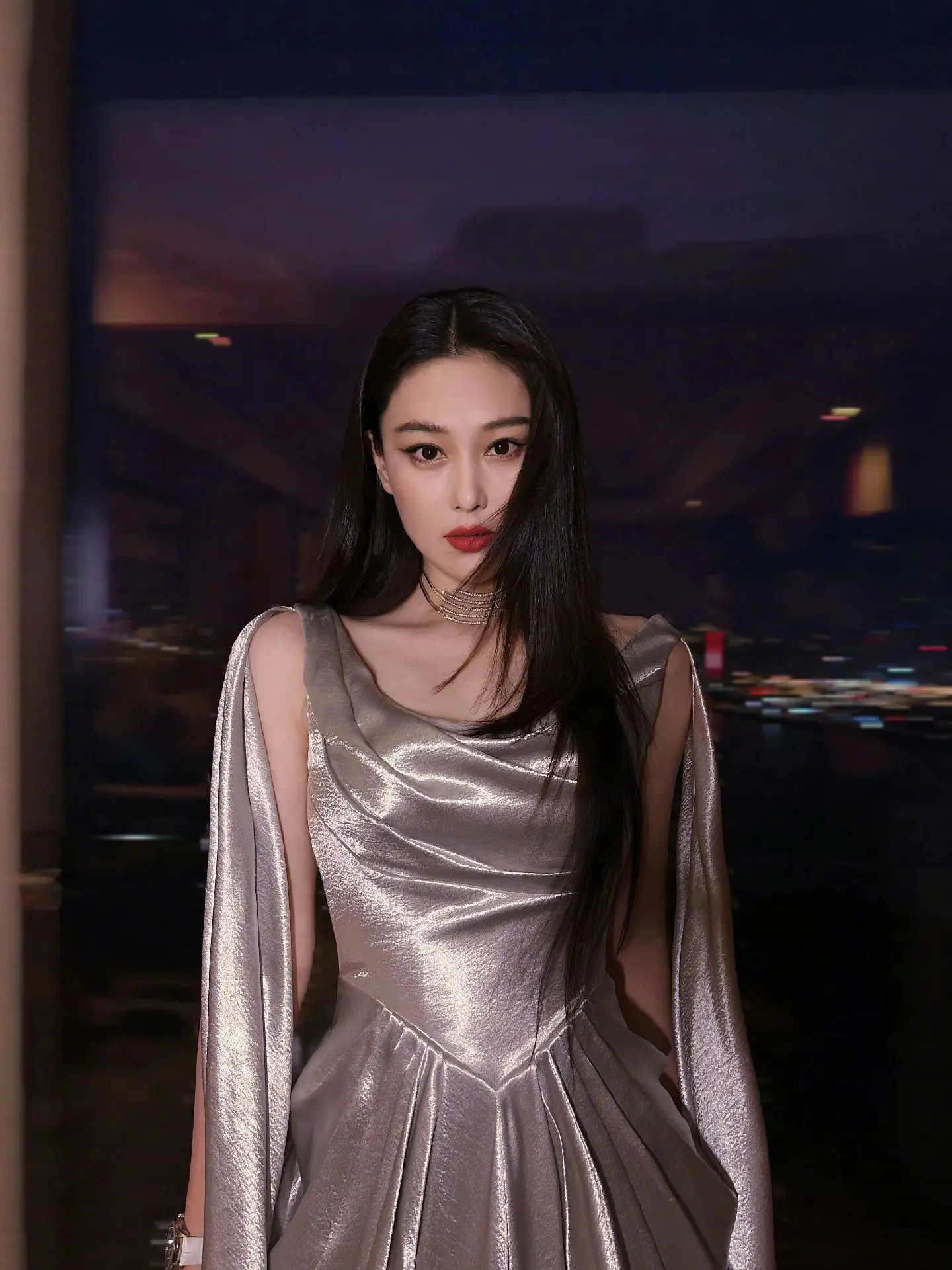 张馨予｜归国白月光。张馨予：“虽然没带摄影师，但还是可以给你们凑一个手...