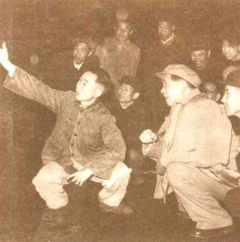 毛泽东来到炼钢车间，蹲在地上观看炼钢情况。