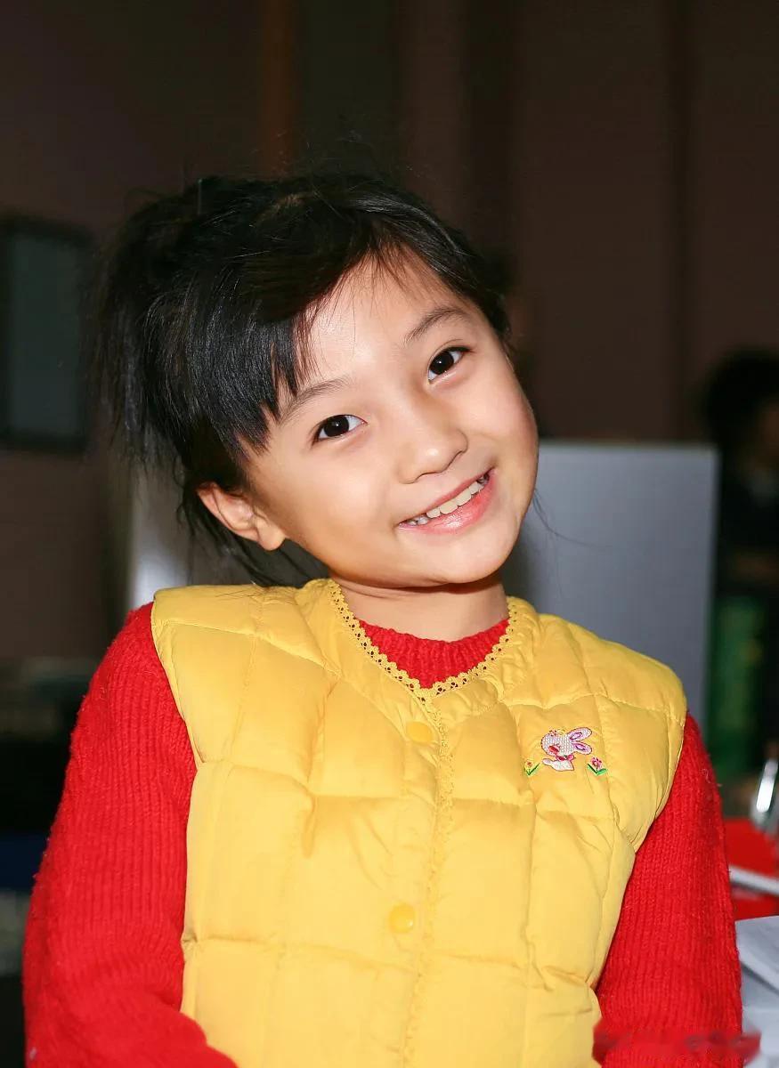 在今天的社交媒体上，童星黄多多的着装问题再次引发了网友的热议。这样合适吗？对于一