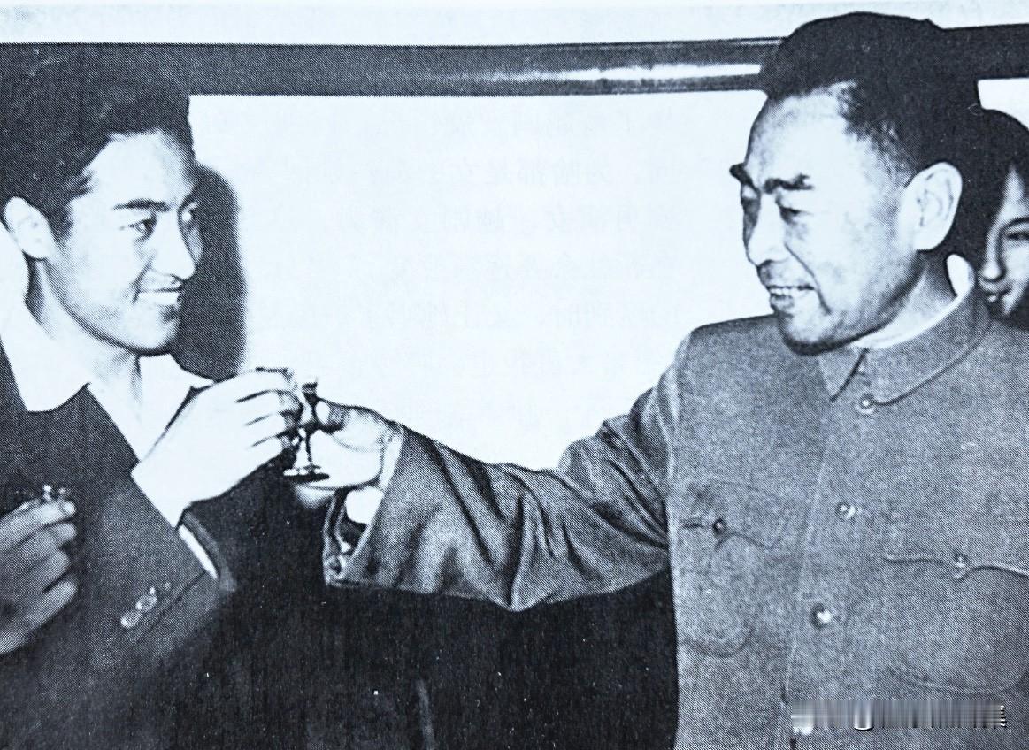 1961年，第26届世乒赛庆功会上，周恩来与庄则栋碰杯祝贺他获得冠军。第26届世