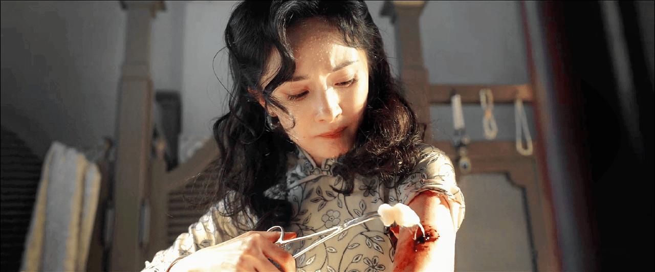 《哈尔滨1944》播出后，杨幂演技引发热议。有网友说，无论是疼痛、专注、思考、狠