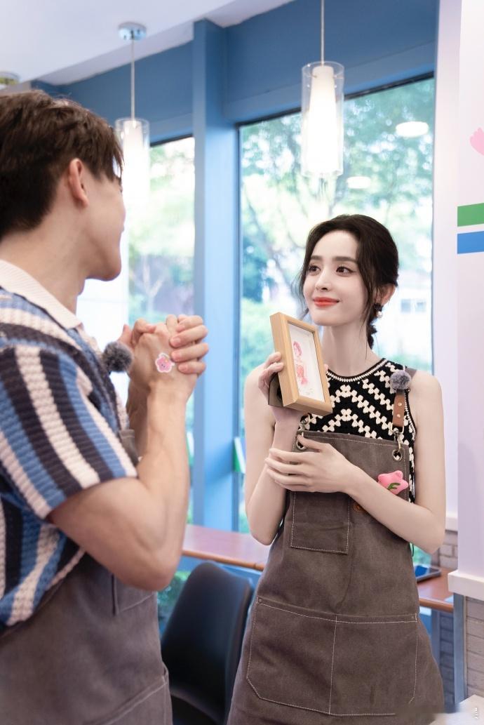 #娜扎导购正式上岗##娜扎的导购穿搭# 娜扎担任导购，穿搭时尚亮眼，12：00 