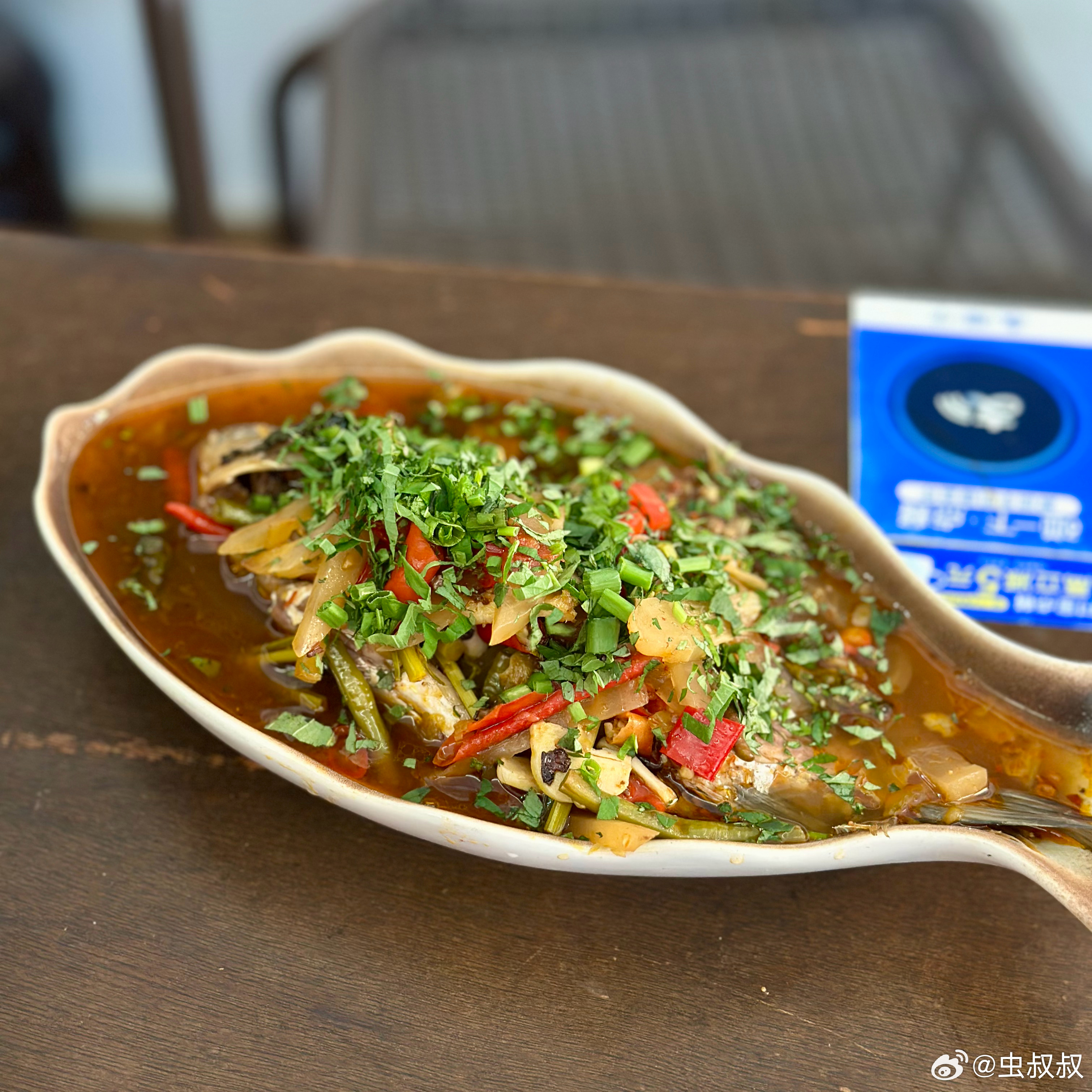 小伙伴今天吃鲫鱼面，我吃自己带的牛肉和西兰花。 
