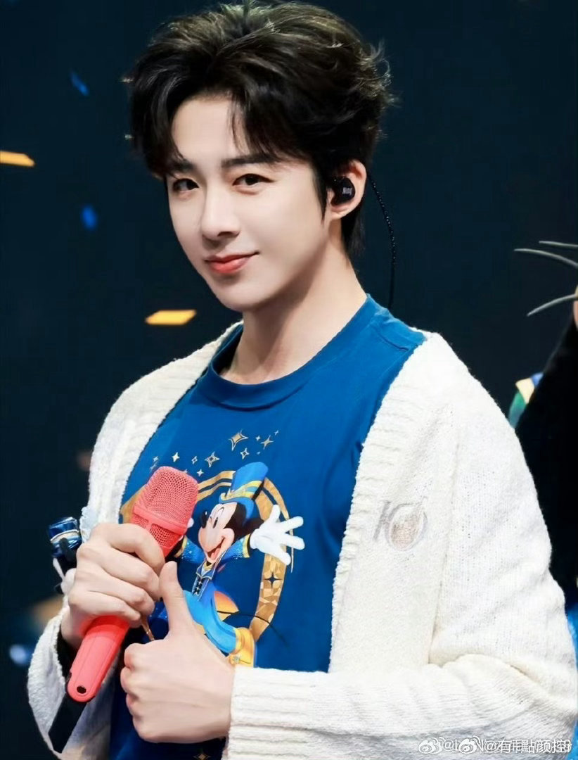 刘宇宁直播黑白撞色赛博感卷毛刘宇宁 今晚的刘宇宁就是行走的画报，卷毛白衬衫黑牛仔