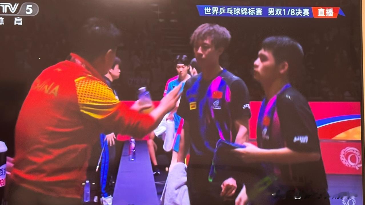 多哈世界乒乓球锦标赛男双八分之一比赛，林诗栋、林高远以11:5、11:9、11: