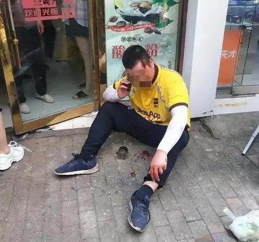 外卖小哥被暴打轻伤一级，获赔32万。
近日，广东省清远市中级人民法院公布一案例，