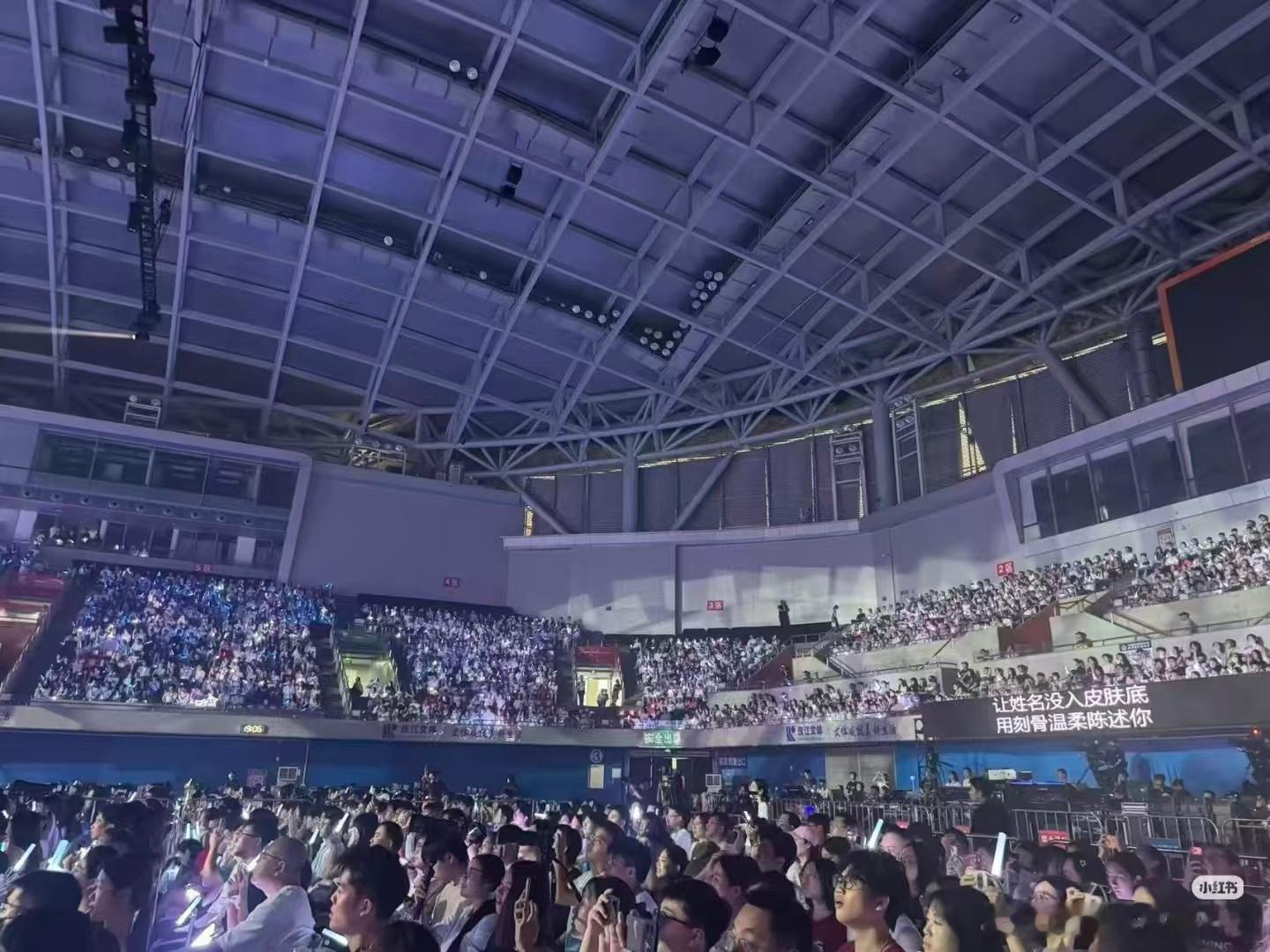 陈卓璇广州首场巡演大捷🥳线下到场人数远超预期，四面八方歌迷齐聚，这场首场巡演热