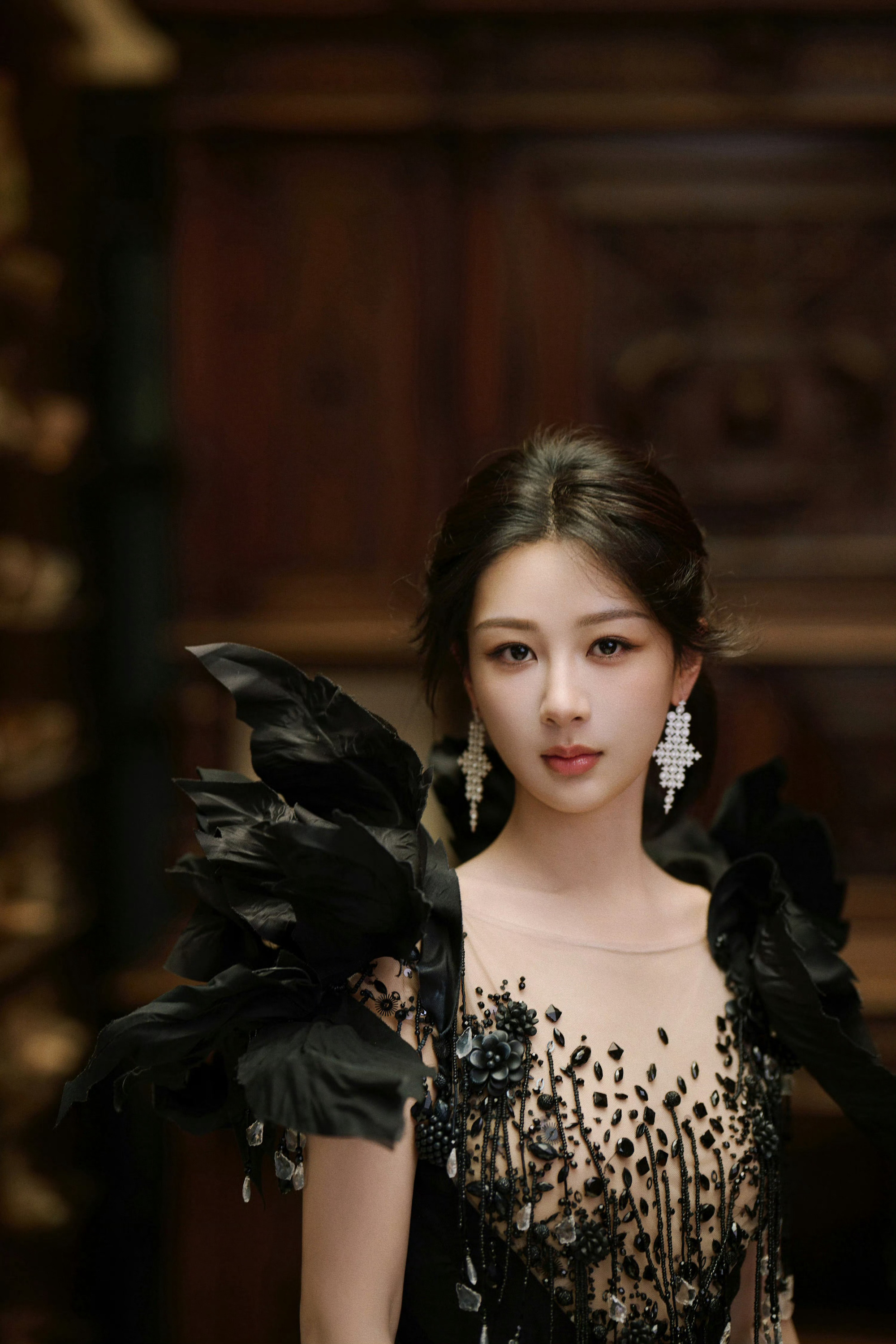 杨紫姐姐：黑色优雅天鹅礼服 ​​​