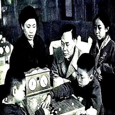 天才弟弟8岁夺冠，哥哥老当背景板。
 
一次选拔名单没他，弟弟把棋子哗啦全倒回罐