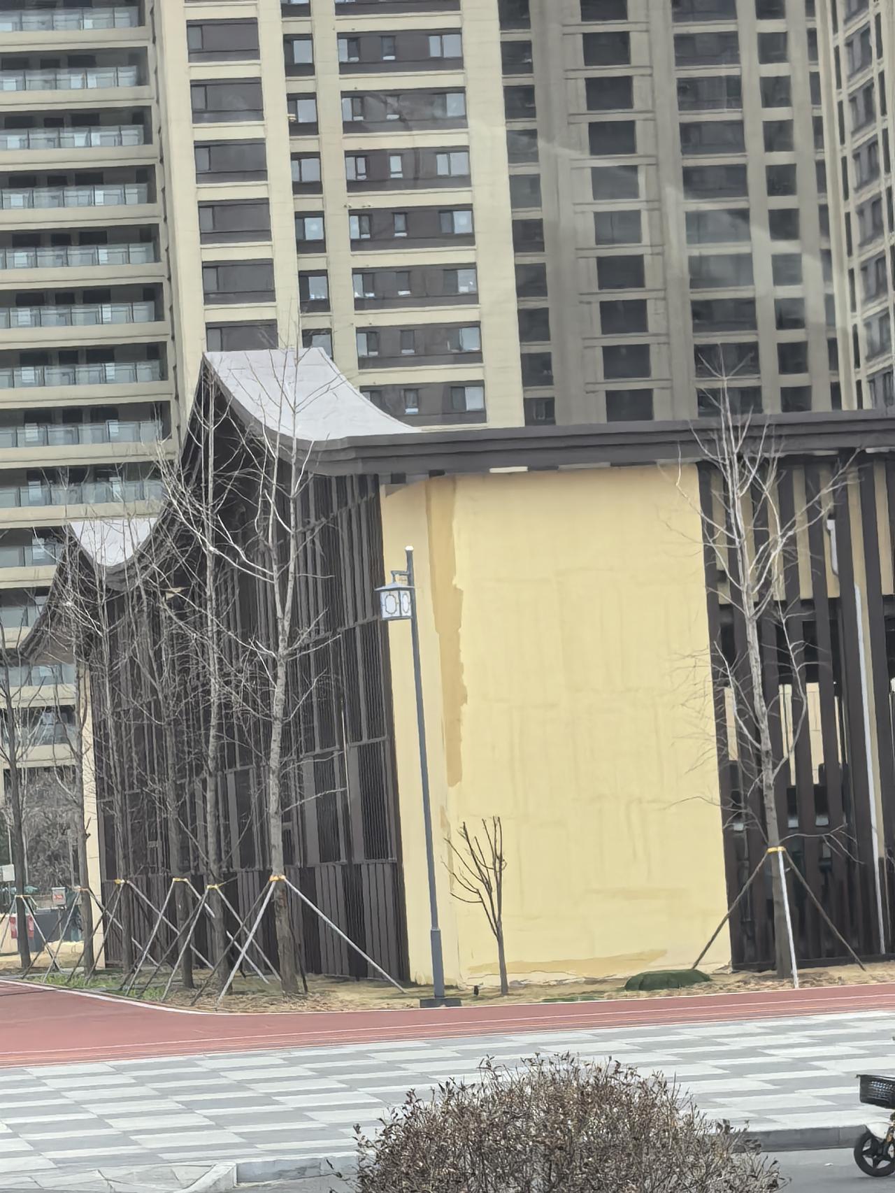 今天下午在太原市胜利桥西南侧偶见一个非常奇怪的建筑，有友友们知道这是什么吗？名称