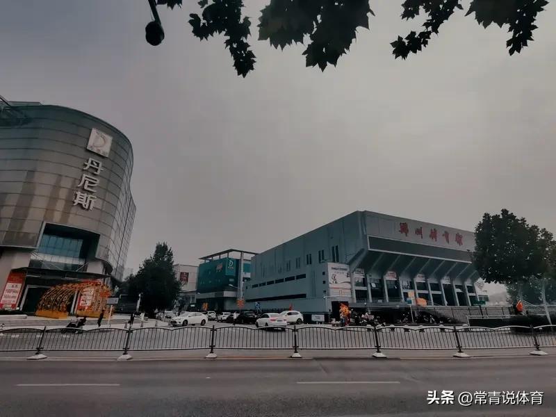 看头条的评论区，有时看到球迷们打嘴仗，觉得很有意思。
排超联赛上海女排夺冠后，评