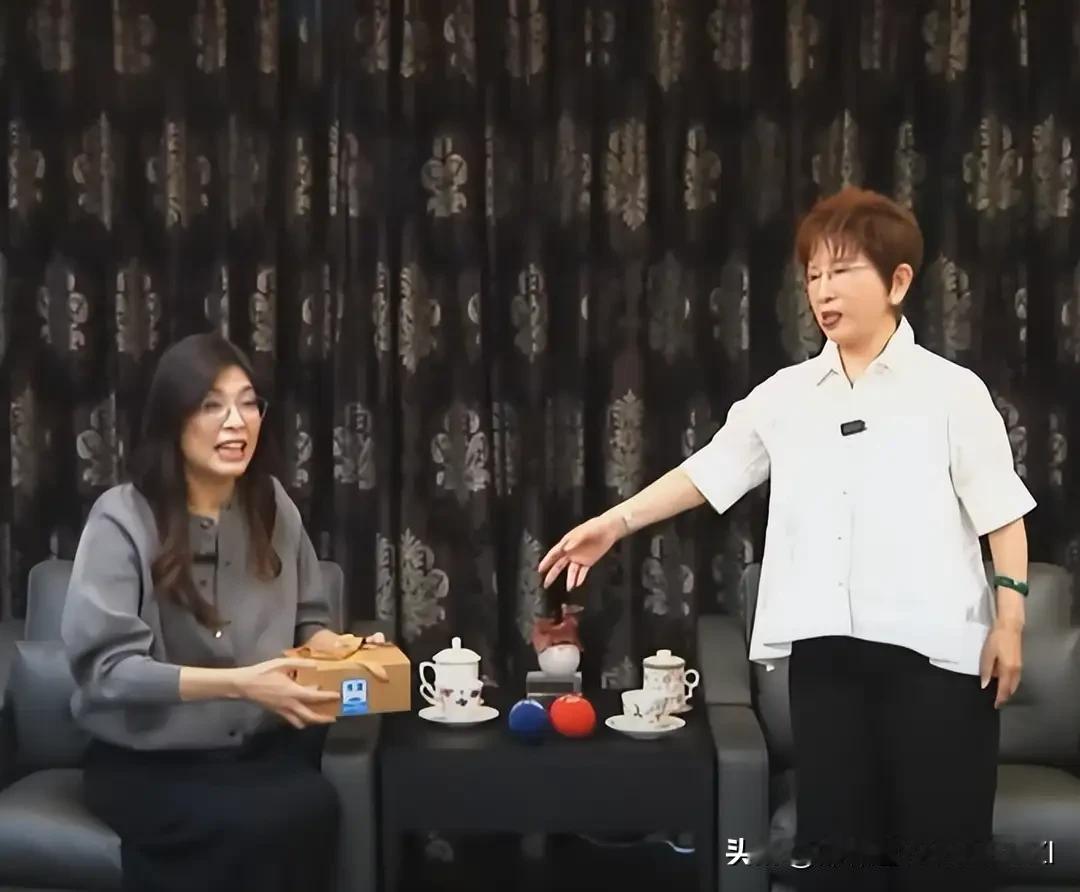 洪秀柱又办糊涂事。郑丽文把她看的高高的，她却对郑丽文不理不睬。
马英九首次不参加