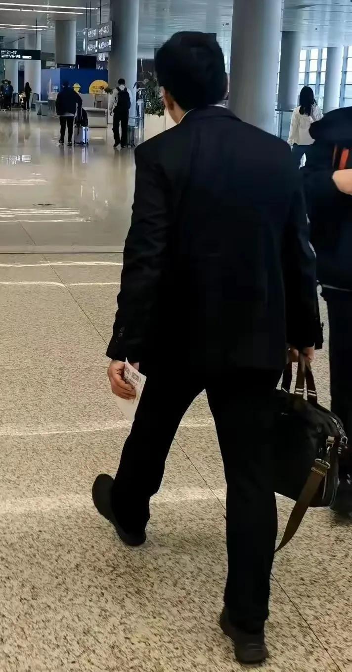 请注意，下午那个男人的关键词不是遥遥领先，也不是远远超越，而是强得飞起。[狗头]